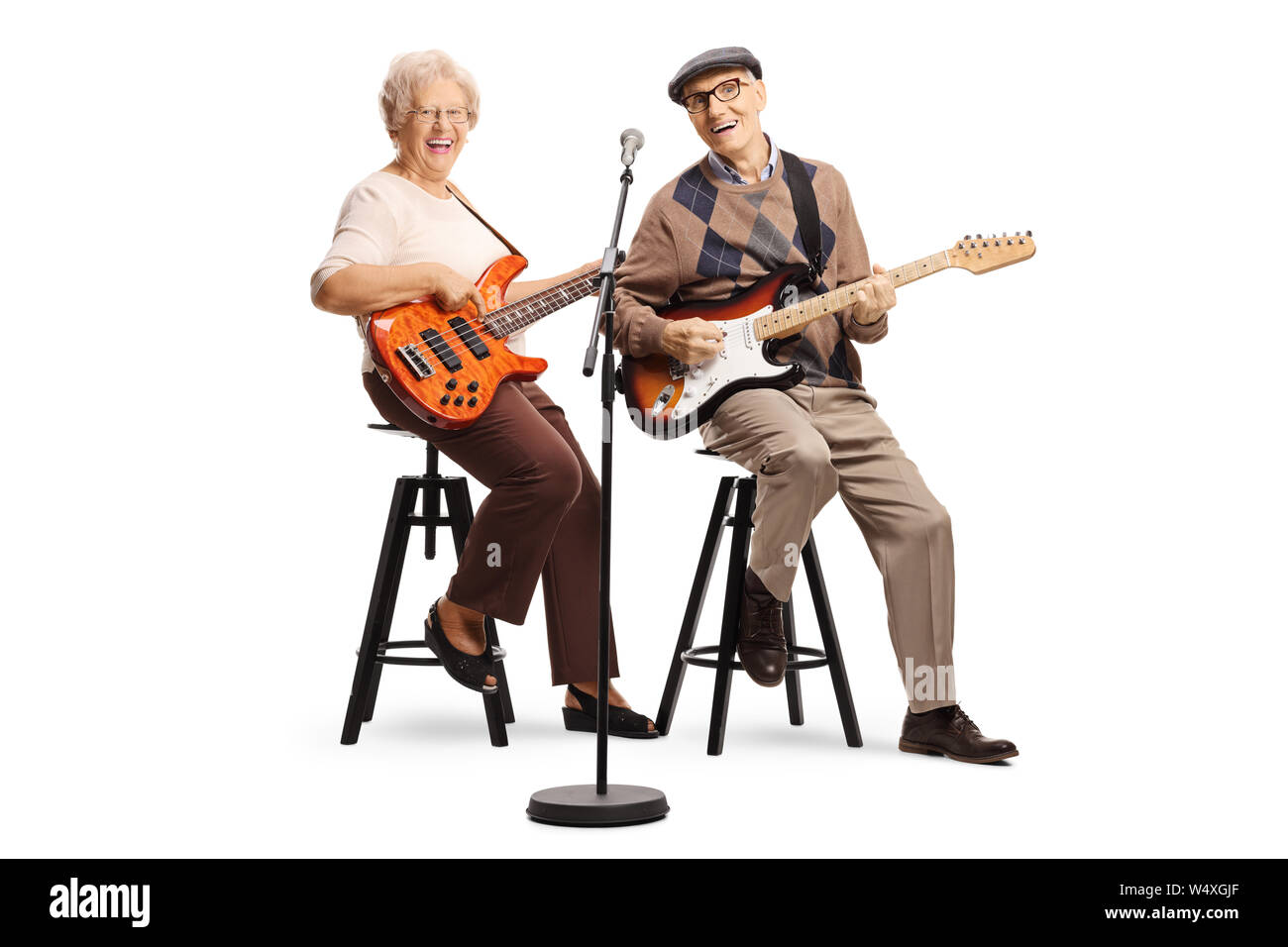 A piena lunghezza Ritratto di un anziano uomo e donna seduta e la riproduzione di chitarre elettriche isolate su sfondo bianco Foto Stock