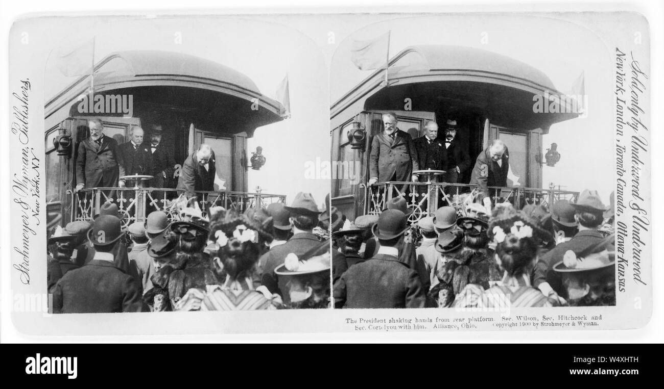 Presidente McKinley stringono le mani dalla piattaforma posteriore; Sec. Wilson, Sec. Hitchcock e Sec. Cortelyou con lui, alleanza, Ohio, scheda Stereo, Underwood & Underwood, 1900 Foto Stock Presidente McKinley stringono le mani dalla piattaforma posteriore; Sec. Wilson, Sec. Hitchcock e Sec. Cortelyou con lui, alleanza, Ohio, scheda Stereo, Underwood & Underwood, 1900 Foto Stock