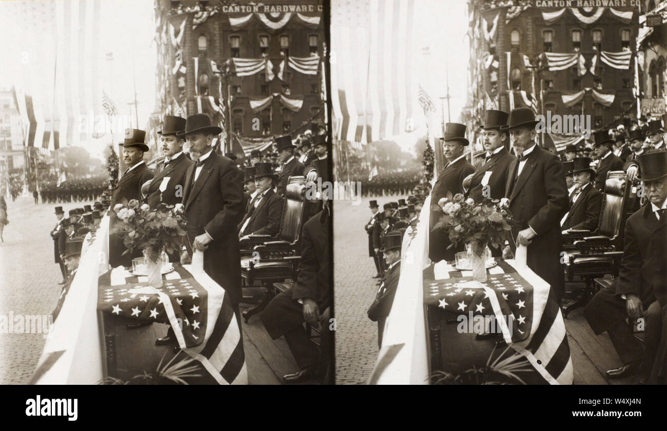 Stati Uniti Presidente Theodore Roosevelt con il sindaco di Canton Revisione parata del McKinley Memorial Day, Canton, Ohio, Stati Uniti d'America, scheda Stereo, 7 ottobre 1907 Foto Stock