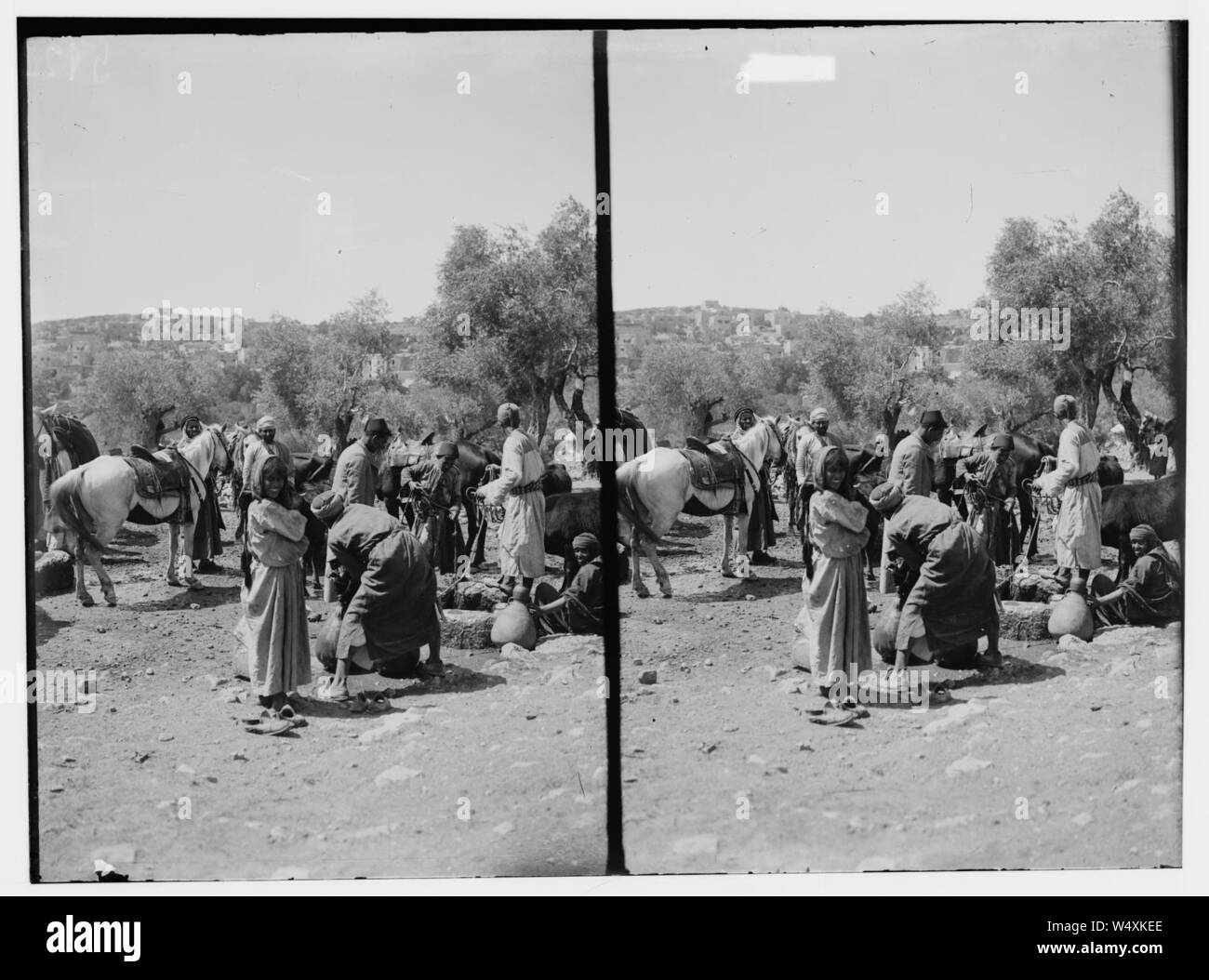 Costumi, caratteri, ecc. Presso la fontana Foto Stock