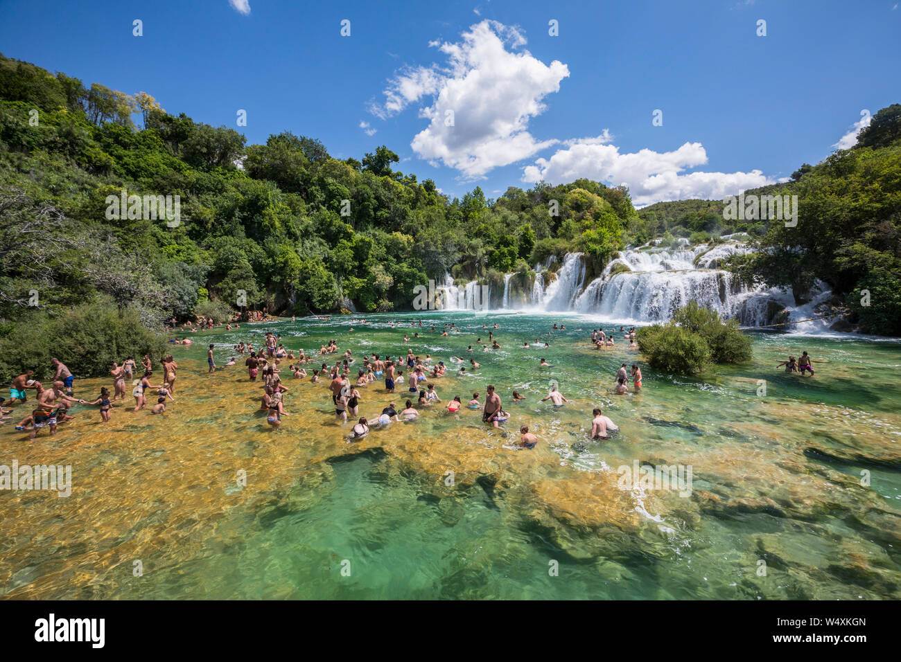 Turisti che si godono in watterfalls del parco nazionale di Krka in Croazia Foto Stock