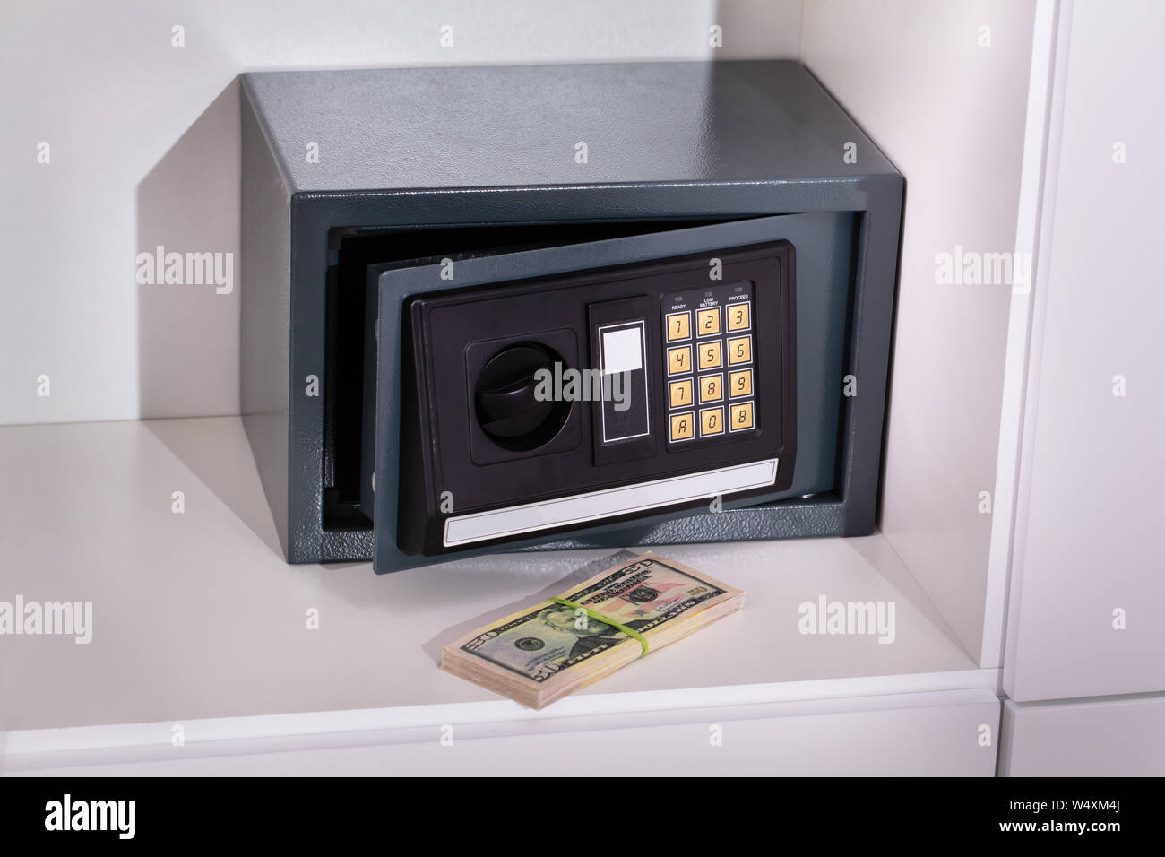 Close-up di fascio di banconote nella parte anteriore della cassetta di sicurezza con serratura elettronica Foto Stock