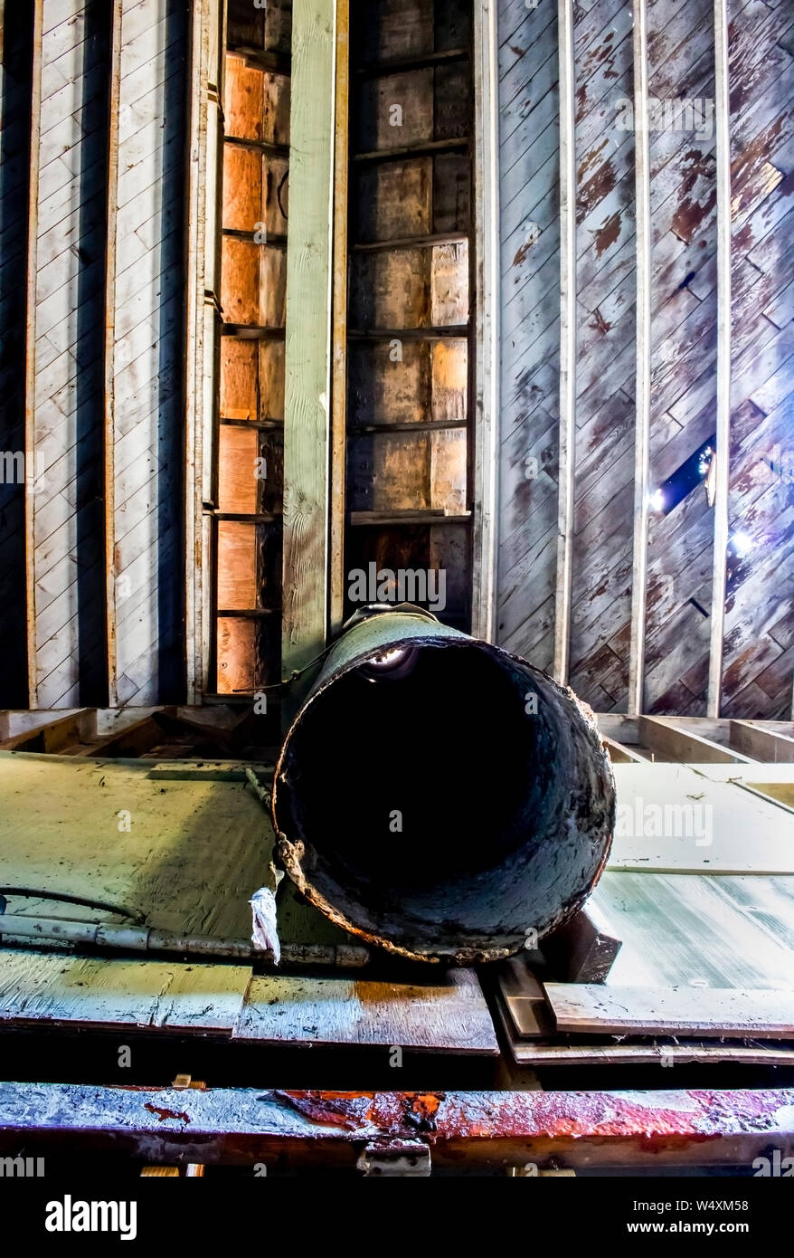 Bellissimi interni colorati di erosione capannone industriale in costruzione. Legno e ferro, elementi. Foto Stock