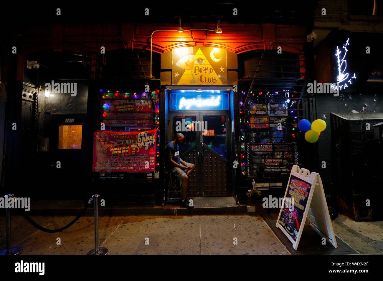 [Storefront storico] The Pyramid Club, 101 Avenue A, New York, NYC storefront foto di un bar e club nel quartiere East Village di Manhattan. Foto Stock