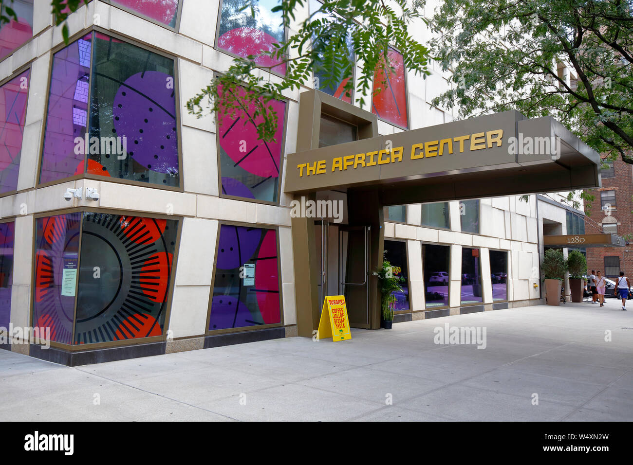 Il centro dell'Africa, 1280 5th Ave, New York, NY. esterno alla vetrina di un africano il museo delle arti nella Upper East Side di Manhattan. Foto Stock