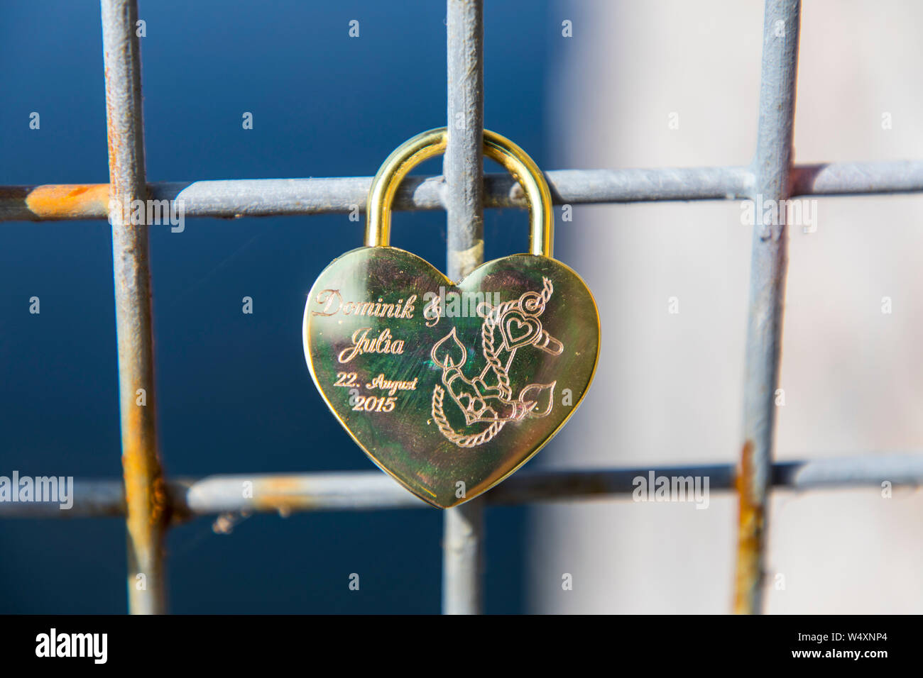 La diga Mšhnetalsperre, Mšhnesee, dam parete vicino GŸnne, nel distretto di Soest, NRW, Germania, Castello di amore alla diga, amore lock Foto Stock