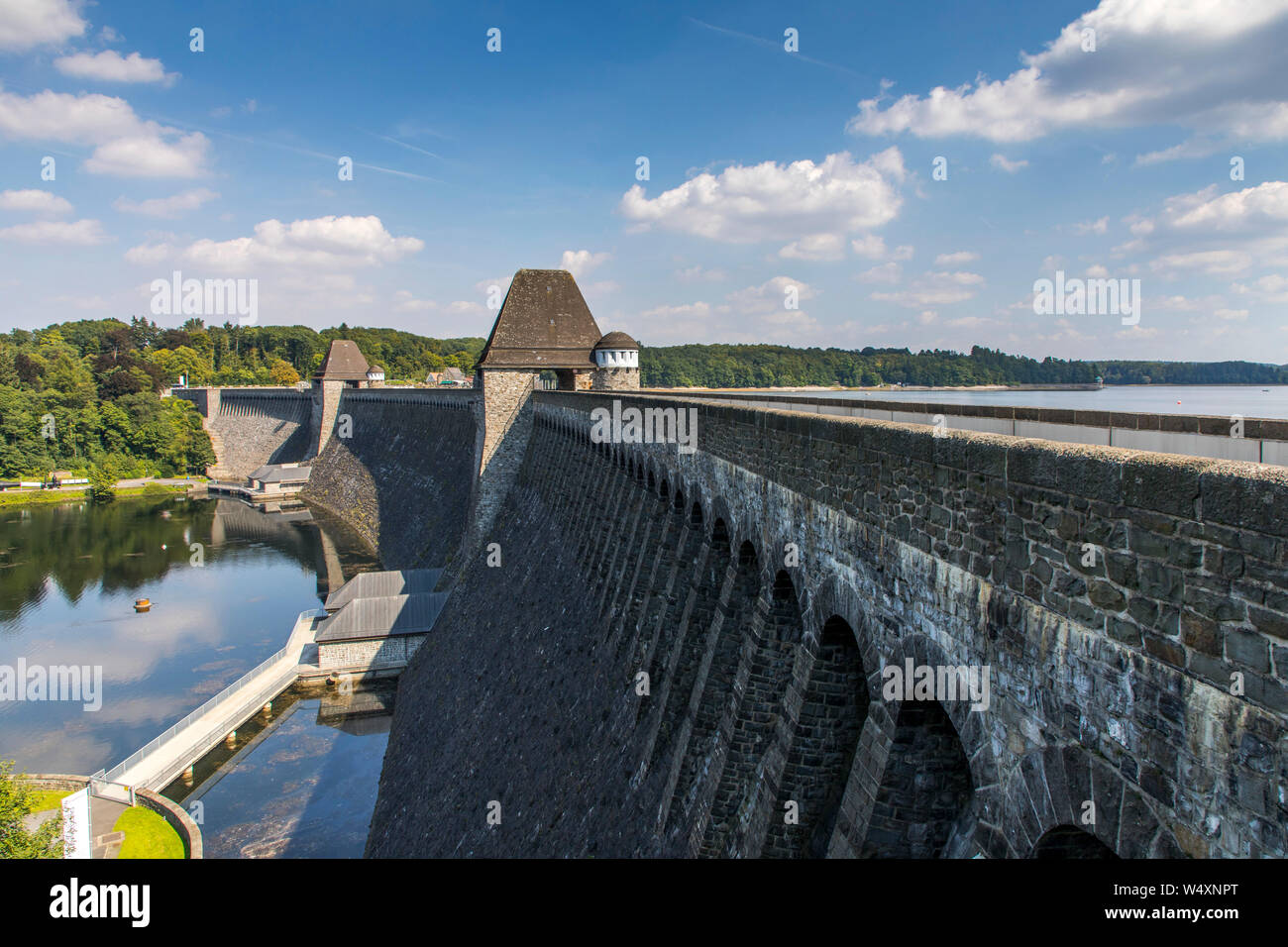 La diga Mšhnetalsperre, Mšhnesee, dam parete vicino GŸnne, nel distretto di Soest, NRW, Germania, Foto Stock