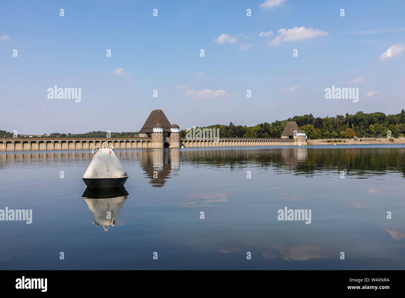 La diga Mšhnetalsperre, Mšhnesee, dam parete vicino GŸnne, nel distretto di Soest, NRW, Germania, Foto Stock