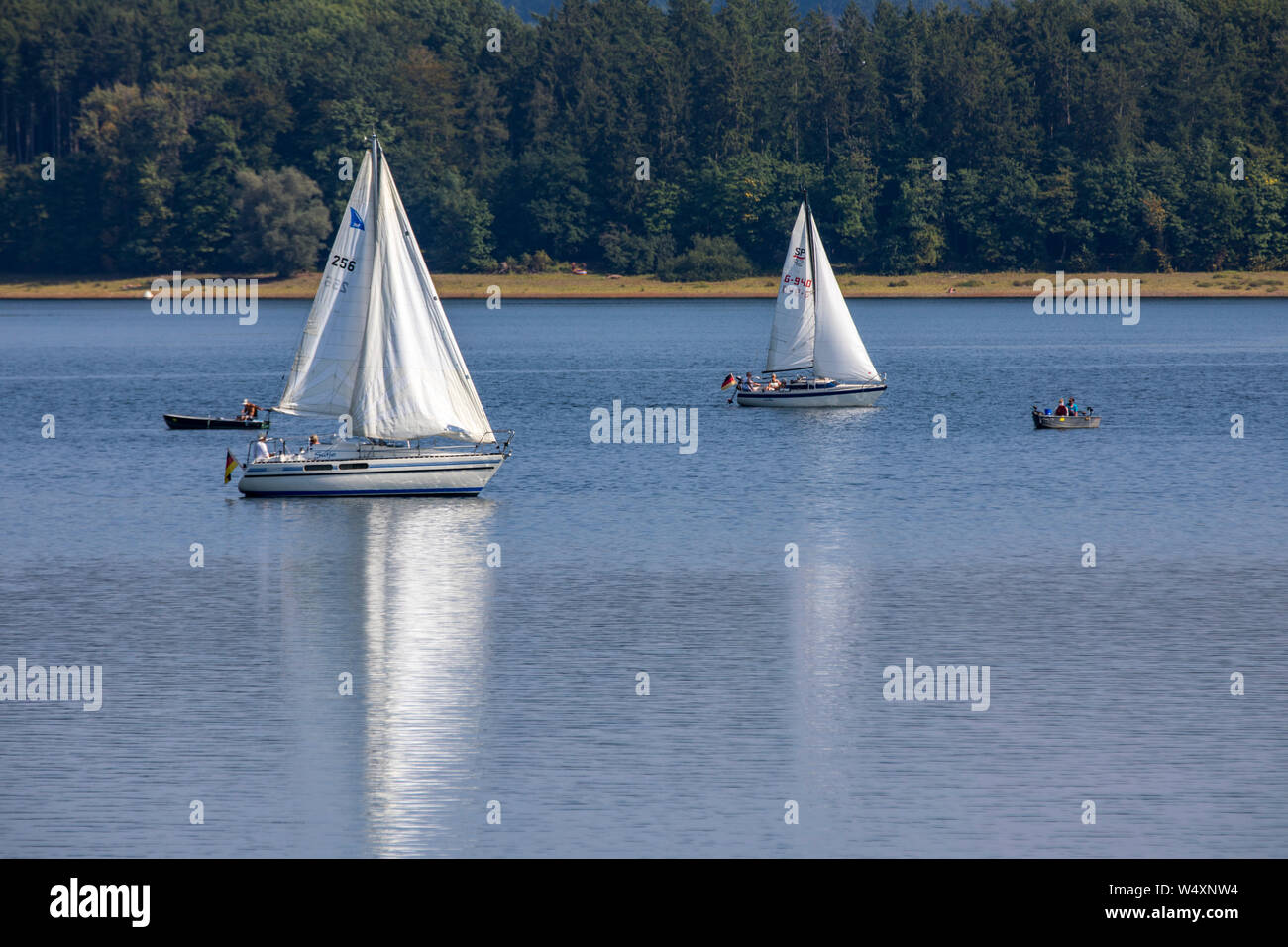 La diga Mšhnetalsperre, Mšhnesee, barche a vela, pescatori, vicino GŸnne, nel distretto di Soest, NRW, Germania, Foto Stock