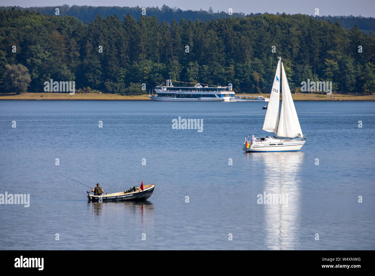 La diga Mšhnetalsperre, Mšhnesee, barche a vela, pescatori, vicino GŸnne, nel distretto di Soest, NRW, Germania, Foto Stock