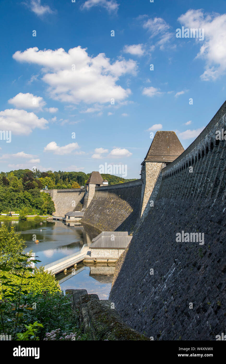 La diga Mšhnetalsperre, Mšhnesee, dam parete vicino GŸnne, nel distretto di Soest, NRW, Germania, Foto Stock