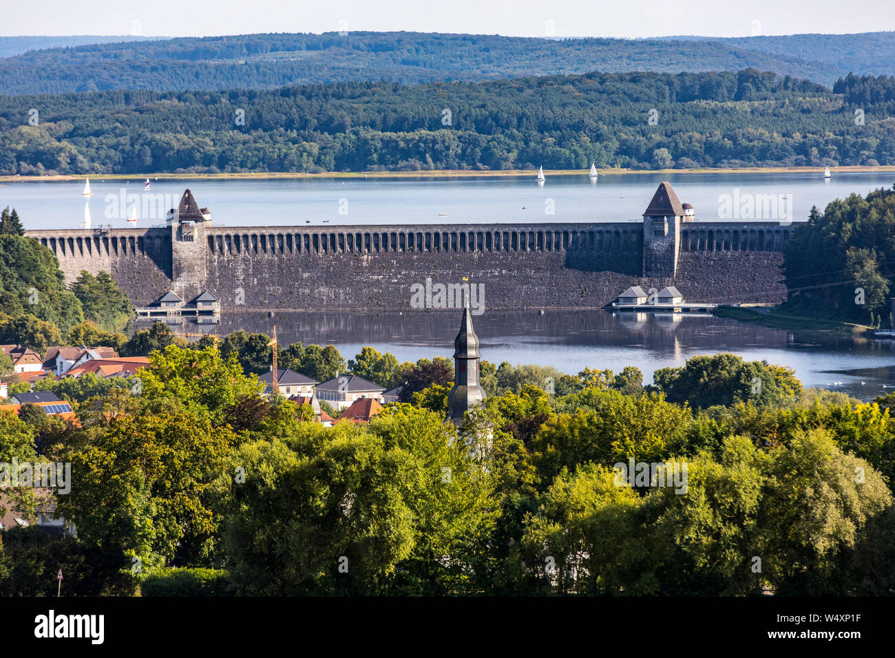 La diga Mšhnetalsperre, Mšhnesee, dam parete vicino GŸnne, nel distretto di Soest, NRW, Germania, Foto Stock