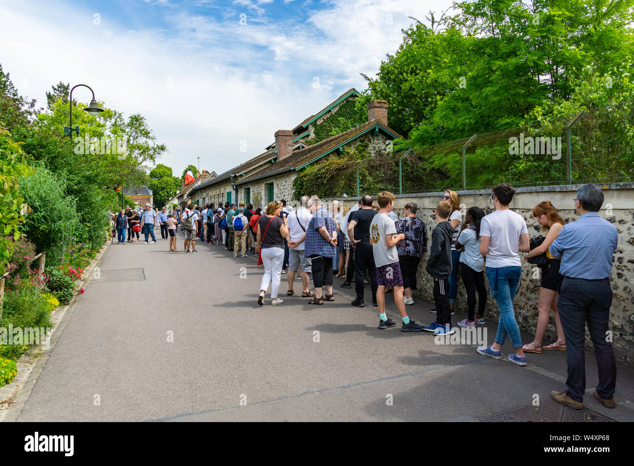 Accodamento dei visitatori in linea fuori per visitare il Claude Monet Museo e Giardino a Giverny, Normandia, Francia. Foto Stock
