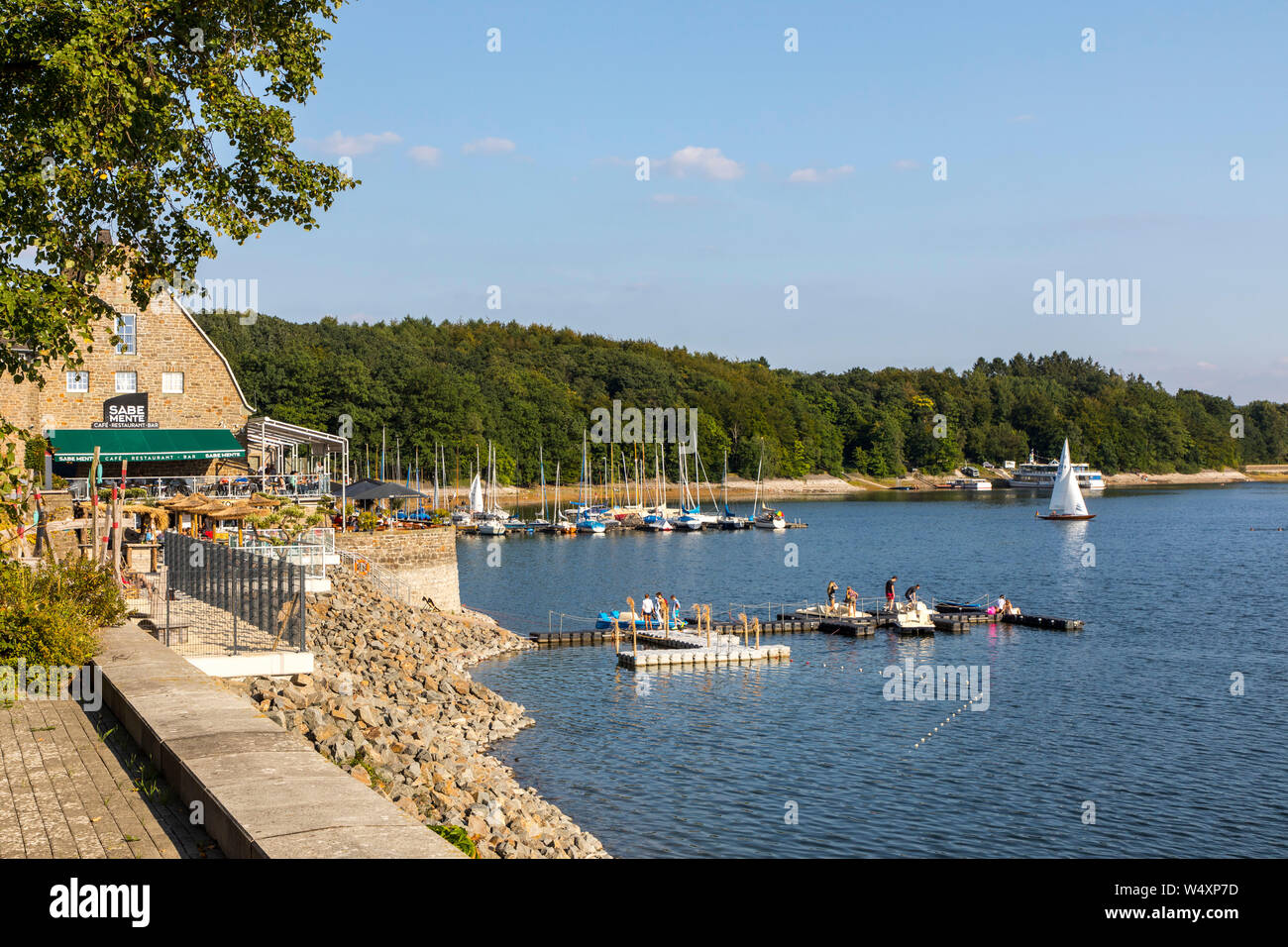 La diga Mšhnetalsperre, Mšhnesee lago, ristorante e giardino della birra Sabe Mente, vicino GŸnne, nel distretto di Soest, NRW, Germania Foto Stock
