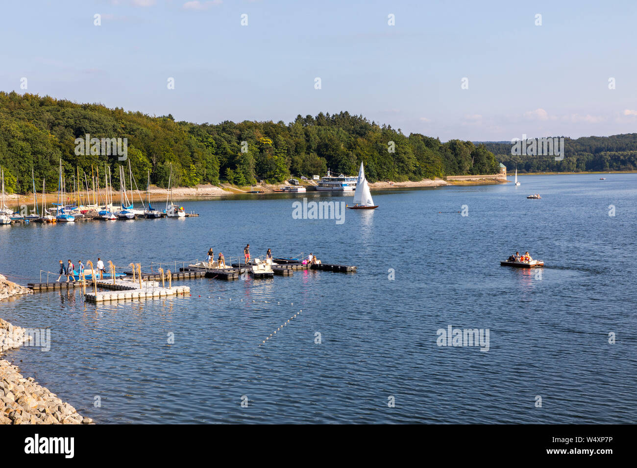 La diga Mšhnetalsperre, Mšhnesee lago, ristorante e giardino della birra Sabe Mente, vicino GŸnne, nel distretto di Soest, NRW, Germania Foto Stock
