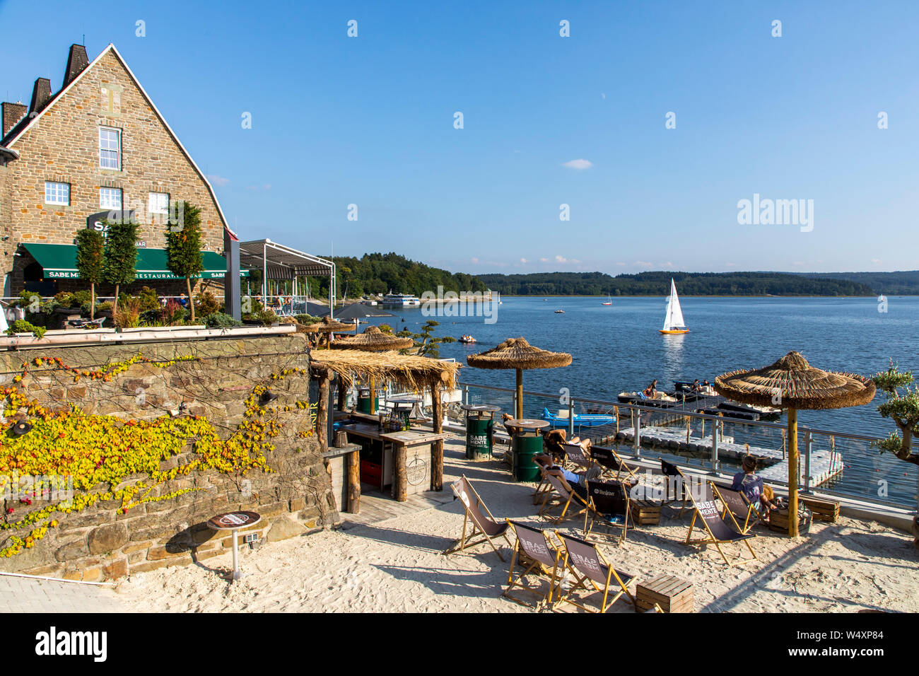 La diga Mšhnetalsperre, Mšhnesee lago, ristorante e giardino della birra Sabe Mente, vicino GŸnne, nel distretto di Soest, NRW, Germania Foto Stock