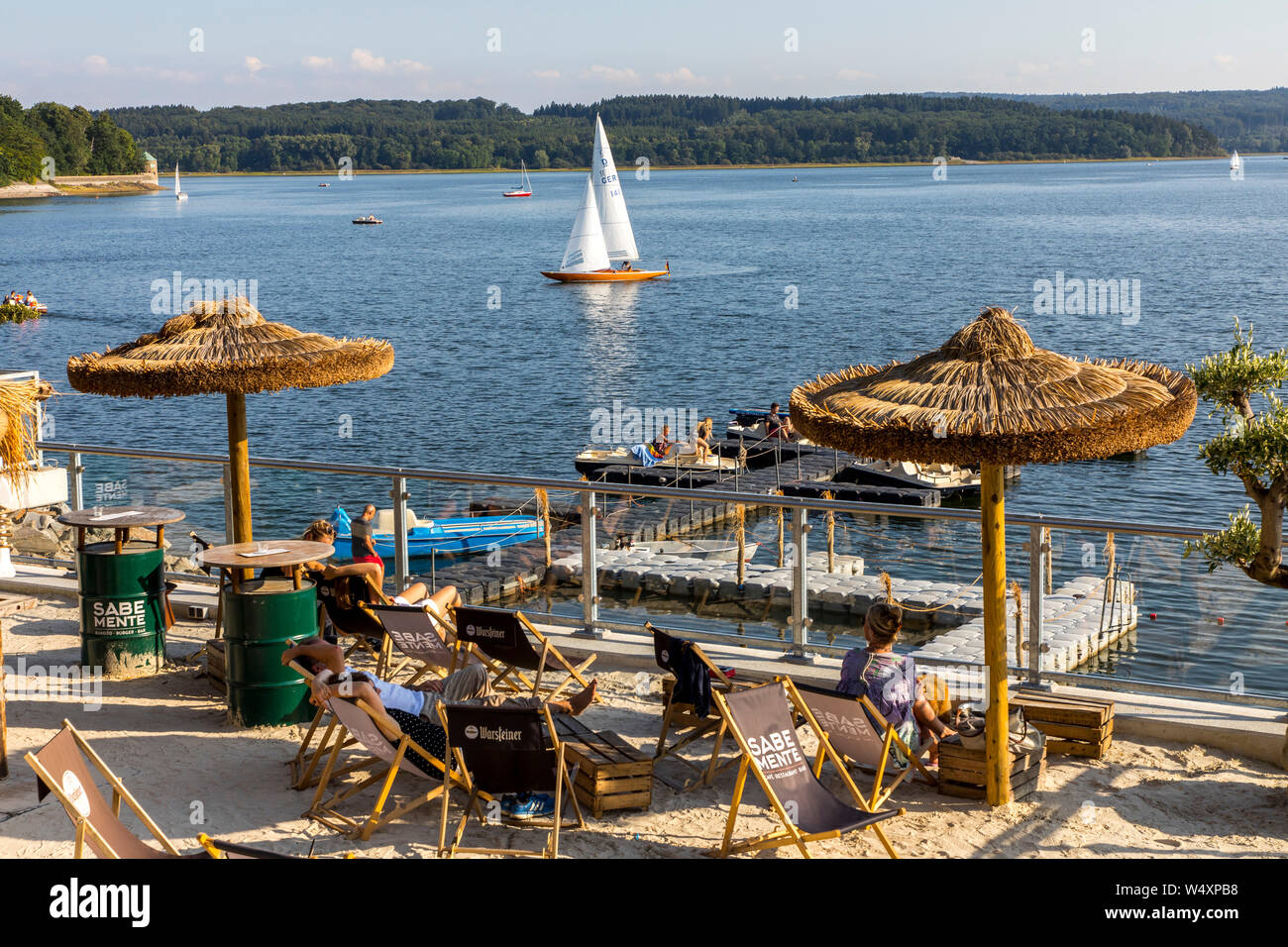 La diga Mšhnetalsperre, Mšhnesee lago, ristorante e giardino della birra Sabe Mente, vicino GŸnne, nel distretto di Soest, NRW, Germania Foto Stock