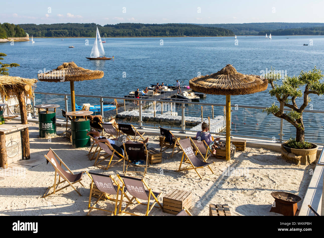 La diga Mšhnetalsperre, Mšhnesee lago, ristorante e giardino della birra Sabe Mente, vicino GŸnne, nel distretto di Soest, NRW, Germania Foto Stock