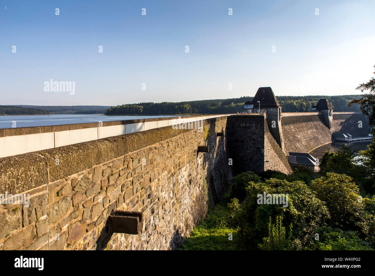 La diga Mšhnetalsperre, Mšhnesee, dam parete vicino GŸnne, nel distretto di Soest, NRW, Germania, Foto Stock