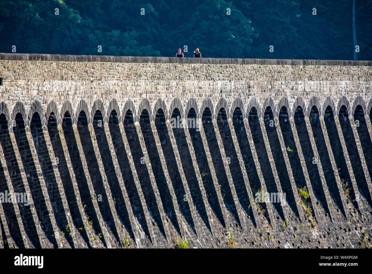 La diga Mšhnetalsperre, Mšhnesee, dam parete vicino GŸnne, nel distretto di Soest, NRW, Germania, Foto Stock