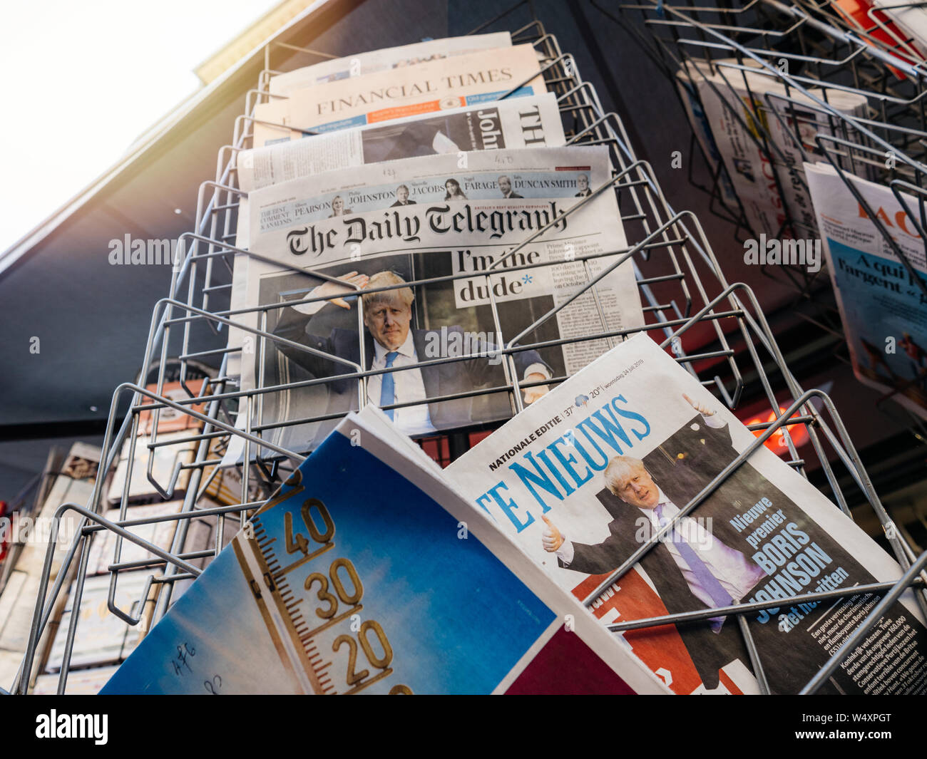 Parigi, Francia - Lug 24, 2019: Boris Johnson appare sulle pagine di copertina del giornale internazionale come lui diventa REGNO UNITO Primo Ministro del Regno Unito Foto Stock