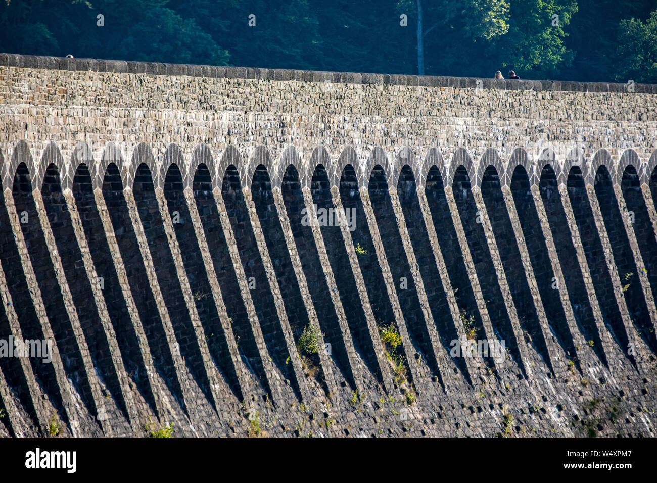 La diga Mšhnetalsperre, Mšhnesee, dam parete vicino GŸnne, nel distretto di Soest, NRW, Germania, Foto Stock