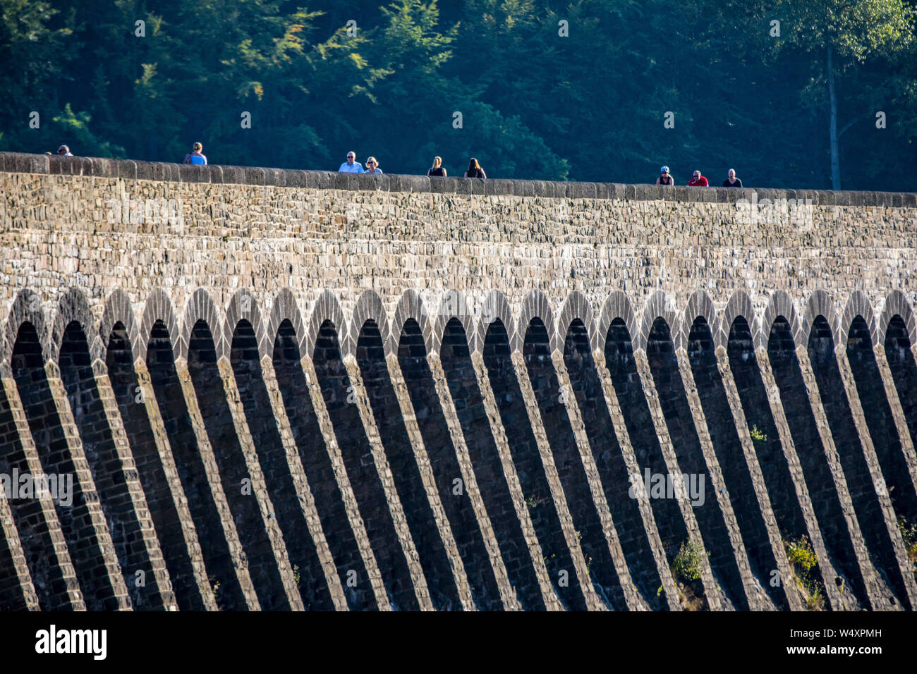 La diga Mšhnetalsperre, Mšhnesee, dam parete vicino GŸnne, nel distretto di Soest, NRW, Germania, Foto Stock