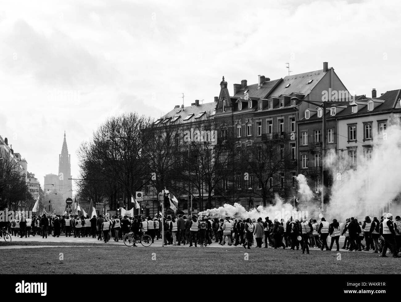 Strasburgo, Francia - Feb 02, 2018: persone marciando durante la protesta di Gilets Jaunes Giubbotto giallo manifestazione per le manifestazioni anti-governative sulla Place de Bordeaux Foto Stock
