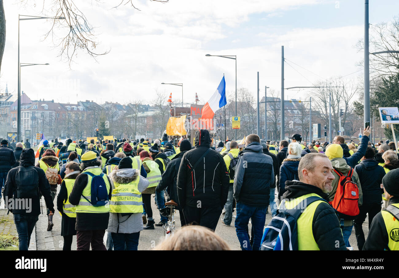 Strasburgo, Francia - Feb 02, 2018: persone marciando durante la protesta di Gilets Jaunes Giubbotto giallo manifestazione manifestazioni antigovernative a macron pari Picsou Scrooge McDuck Foto Stock