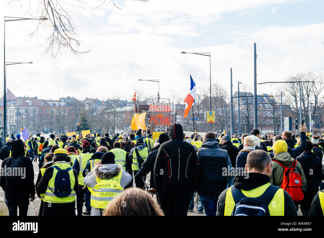Strasburgo, Francia - Feb 02, 2018: persone marciando durante la protesta di Gilets Jaunes Giubbotto giallo manifestazione manifestazioni antigovernative a macron pari Picsou Scrooge McDuck Foto Stock