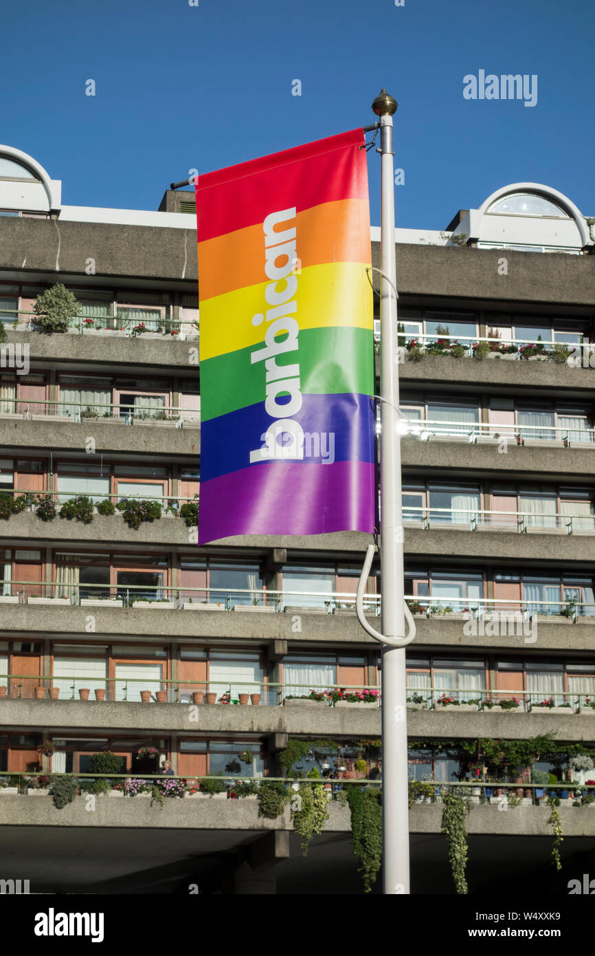 La bandiera arcobaleno sul display a Barbican, nella City di Londra, come parte del Gay Pride week, London, Regno Unito Foto Stock