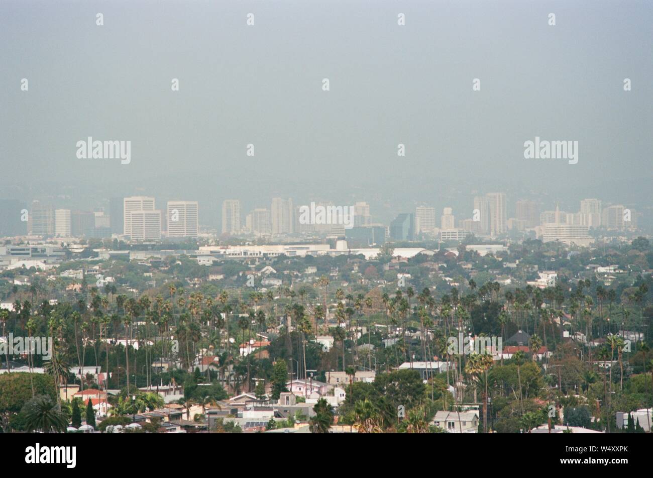 Vista aerea del urban skyline di Los Angeles, California visto attraverso la foschia o smog in mattina, 23 ottobre, 2018. () Foto Stock