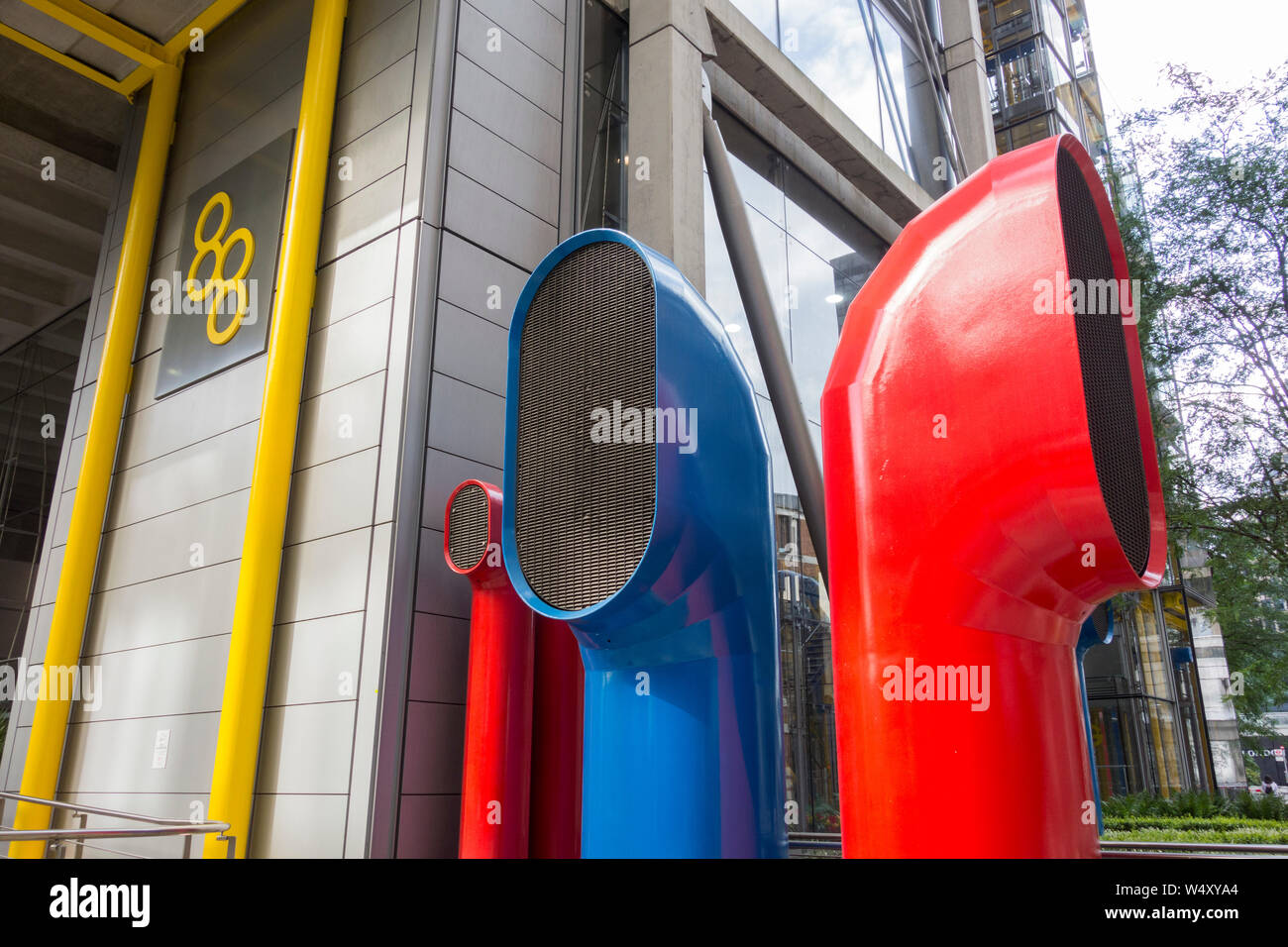 Vivacemente colorato pozzi di ventilazione a 88 Wood Street nella città di Londra, Regno Unito Foto Stock