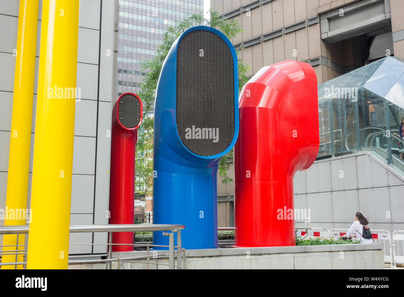 Vivacemente colorato pozzi di ventilazione a 88 Wood Street nella città di Londra, Regno Unito Foto Stock