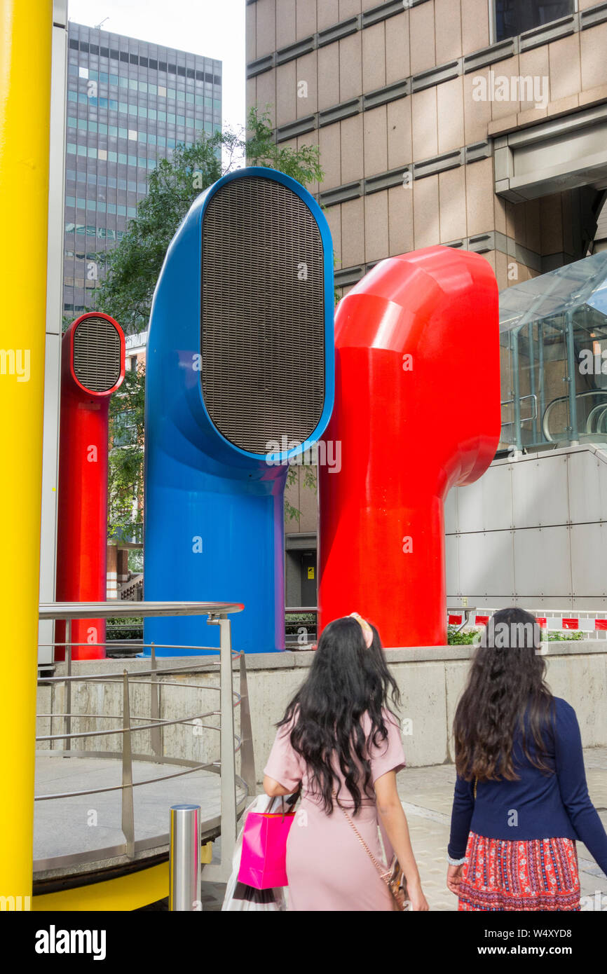 Vivacemente colorato pozzi di ventilazione a 88 Wood Street nella città di Londra, Regno Unito Foto Stock
