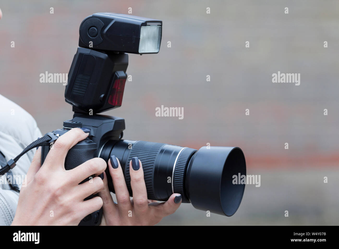 Ragazza con belle fotografie manicure sulla reflex a ottica singola telecamera Foto Stock