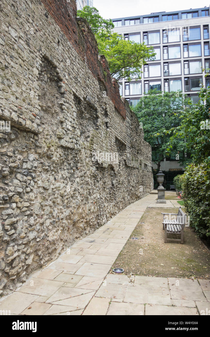 Salters' Garden e i resti del muro romano di Londra nella città di Londra, Inghilterra, Regno Unito Foto Stock