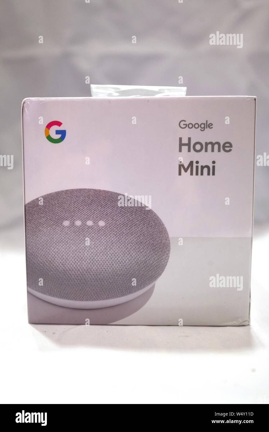 Close-up di scatola per la home page di Google Mini smart speaker, integrare Google Assistente Assistente vocale, Marzo 21, 2019. () Foto Stock