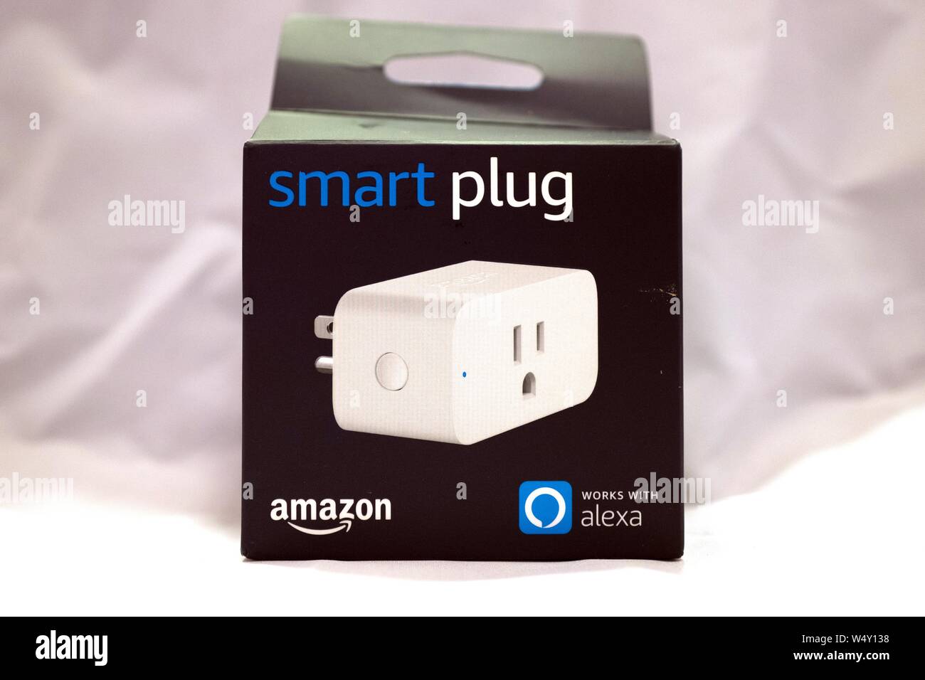Close-up di scatola per Amazon Smart Plug, home automation dispositivo elettronico utilizzato con Amazon eco Altoparlante smart e Amazon Alexa Assistente vocale, Marzo 21, 2019. () Foto Stock