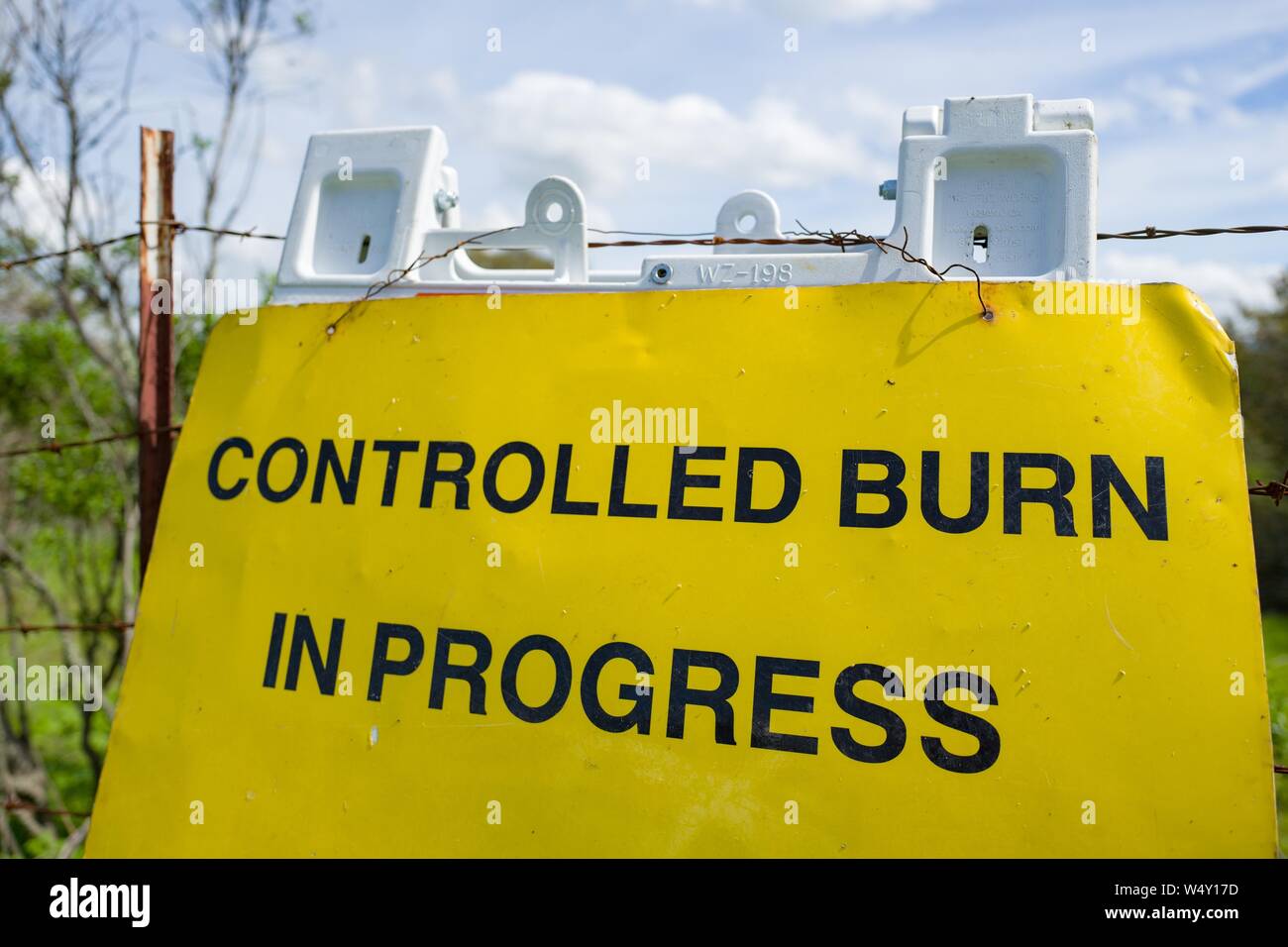 Close-up di firmare la lettura di combustione controllata in corso, avvertenza i visitatori circa l'uso della combustione controllata tecnica forestale per prevenire incendi, a Tilden Parco Regionale di Berkeley, California, 26 marzo 2019. () Foto Stock