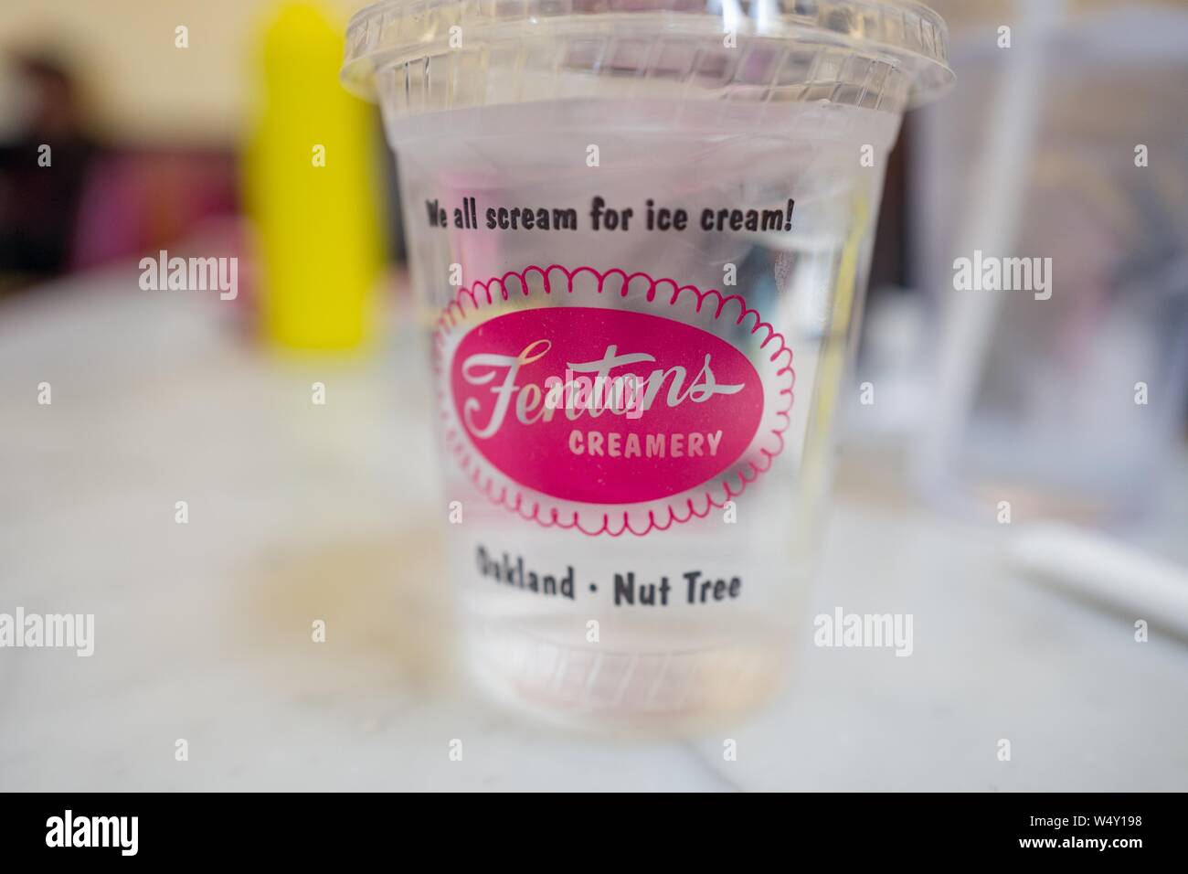 Close-up di vetro di acqua con logo per l'iconico del Fenton Creamery a Oakland, in California, tra i più antichi ristoranti della zona della Baia di San Francisco, 27 marzo 2019. () Foto Stock