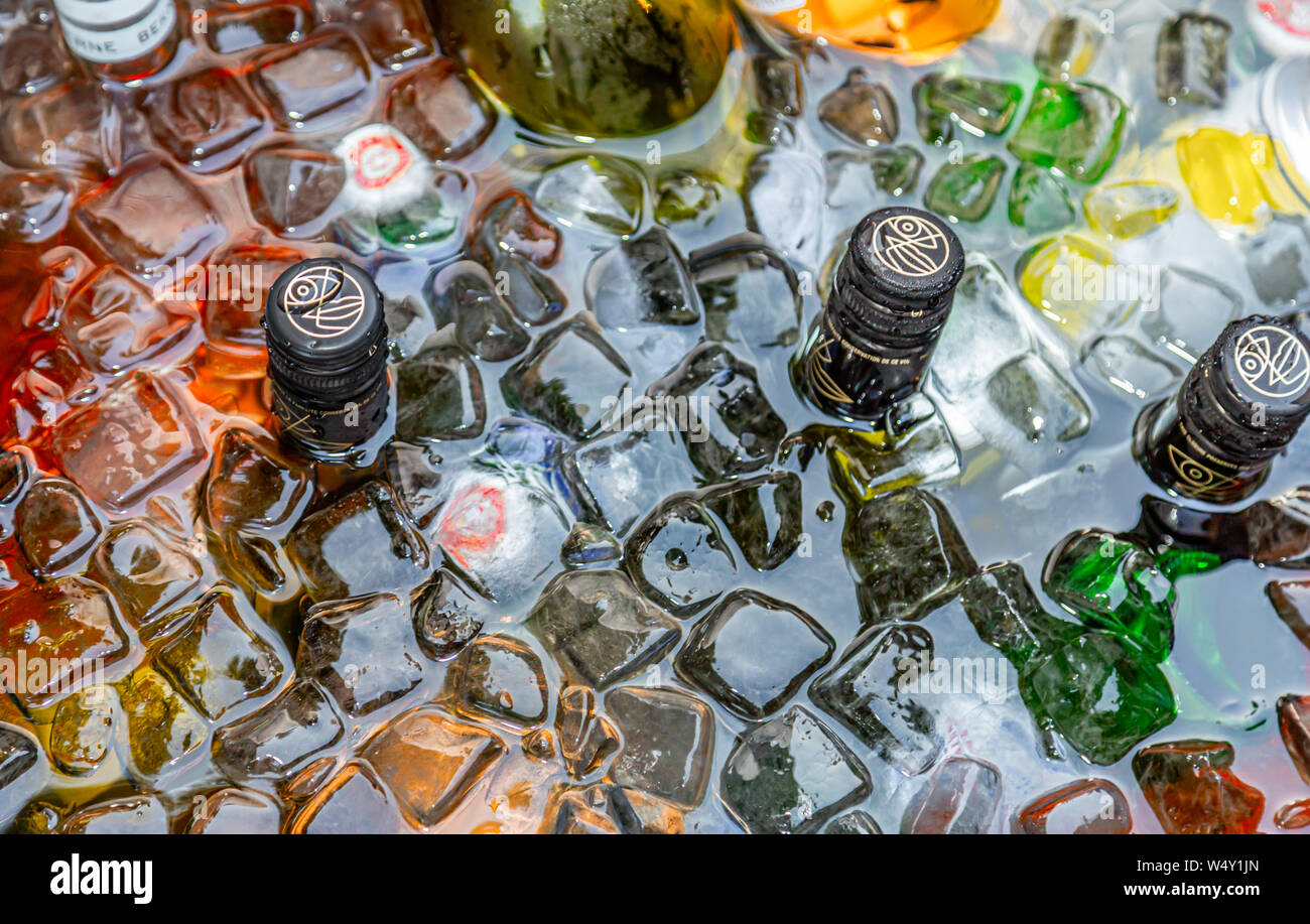 Vari tipi di bottiglie in un bagno di ghiaccio. Foto Stock