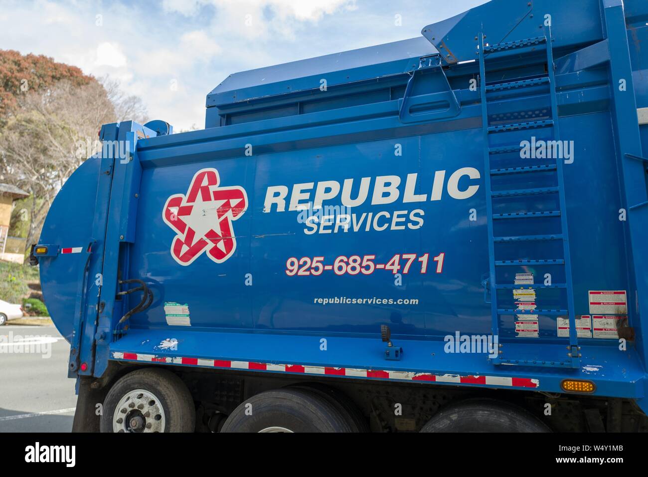 Close-up di logo per la gestione dei rifiuti Repubblica Azienda Servizi sul retro di un riciclaggio o camion della spazzatura in Lafayette, California, 28 marzo 2019. () Foto Stock
