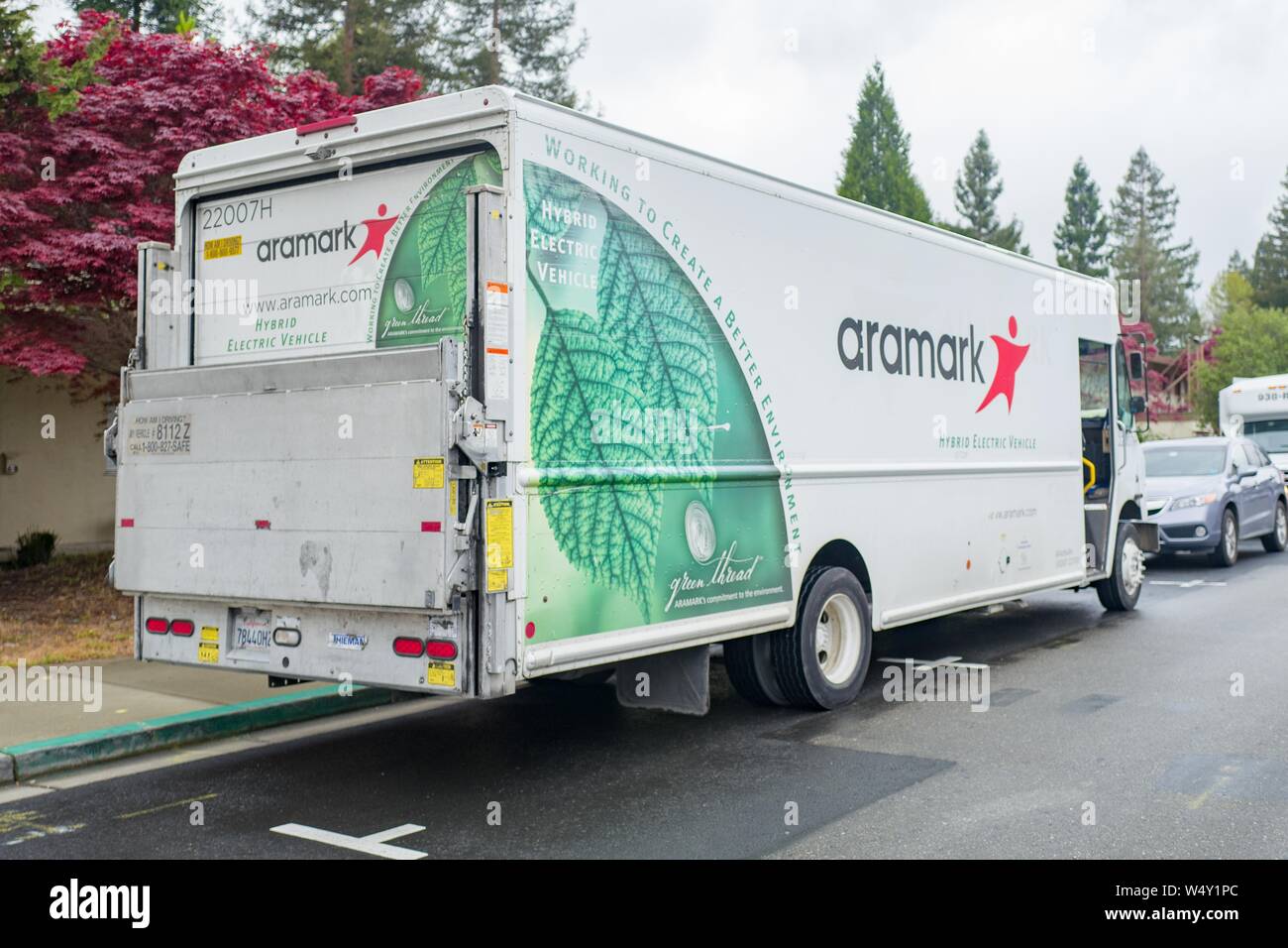 Vista da dietro della consegna il carrello con il logo per il distributore la ARAMARK nel Lafayette, California, 4 aprile 2019. () Foto Stock