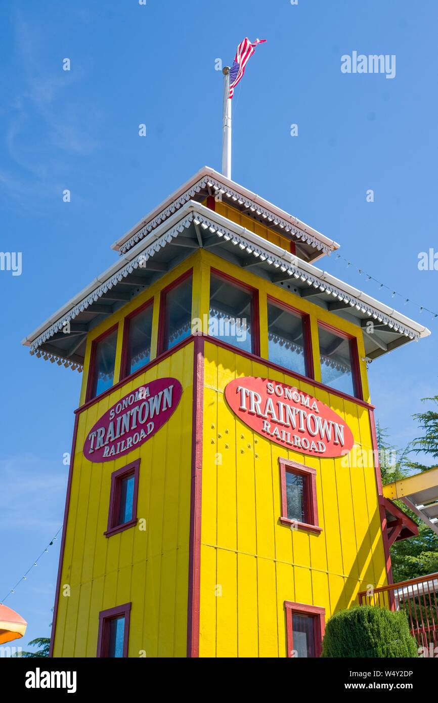 Close-up di segno sulla cima di torre per Sonoma Traintown, un parco di divertimenti a Sonoma County, Sonoma, California, 12 aprile 2019. () Foto Stock