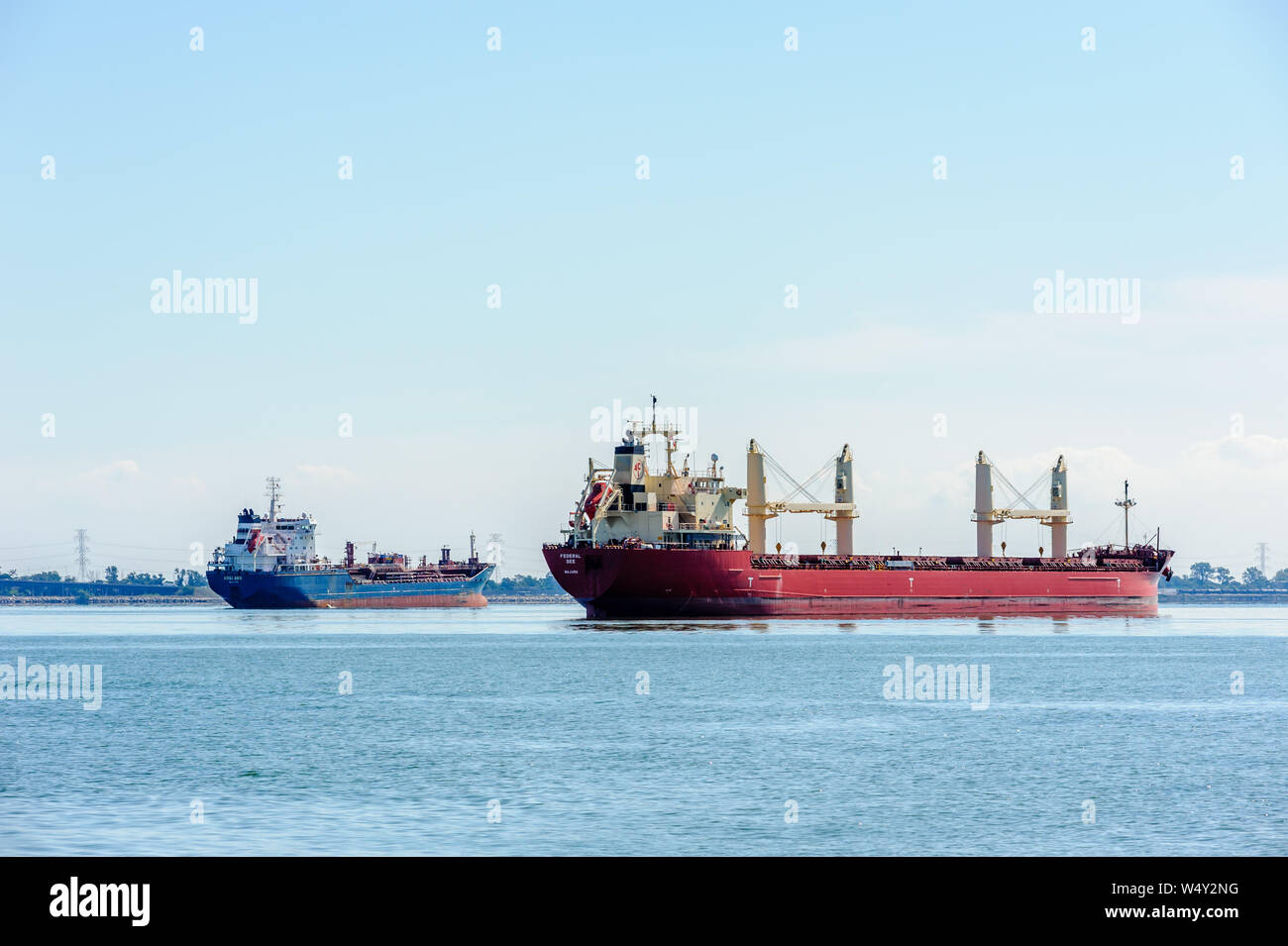 HAMILTON, Ontario, Canada - 23 settembre 2018: due navi cargo sono al di ancoraggio nel porto di Hamilton. Foto Stock