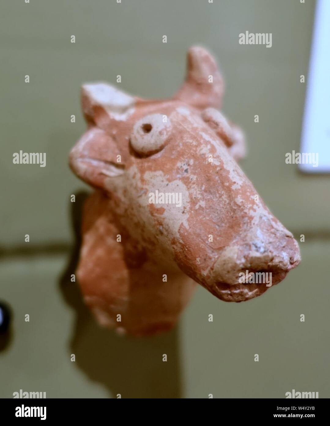 La mucca o bull figurine con bocca aperta per il colaggio, Samaria, Età del Ferro II, rosso-scivolato terracotta - Foto Stock