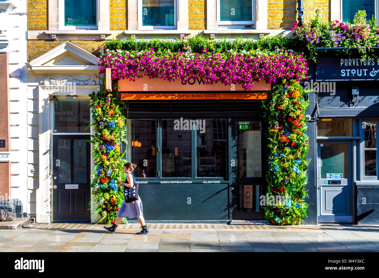 La facciata della scrofa ristorante (chiuso) decorato con fiori in Carnaby, Soho, London, Regno Unito Foto Stock