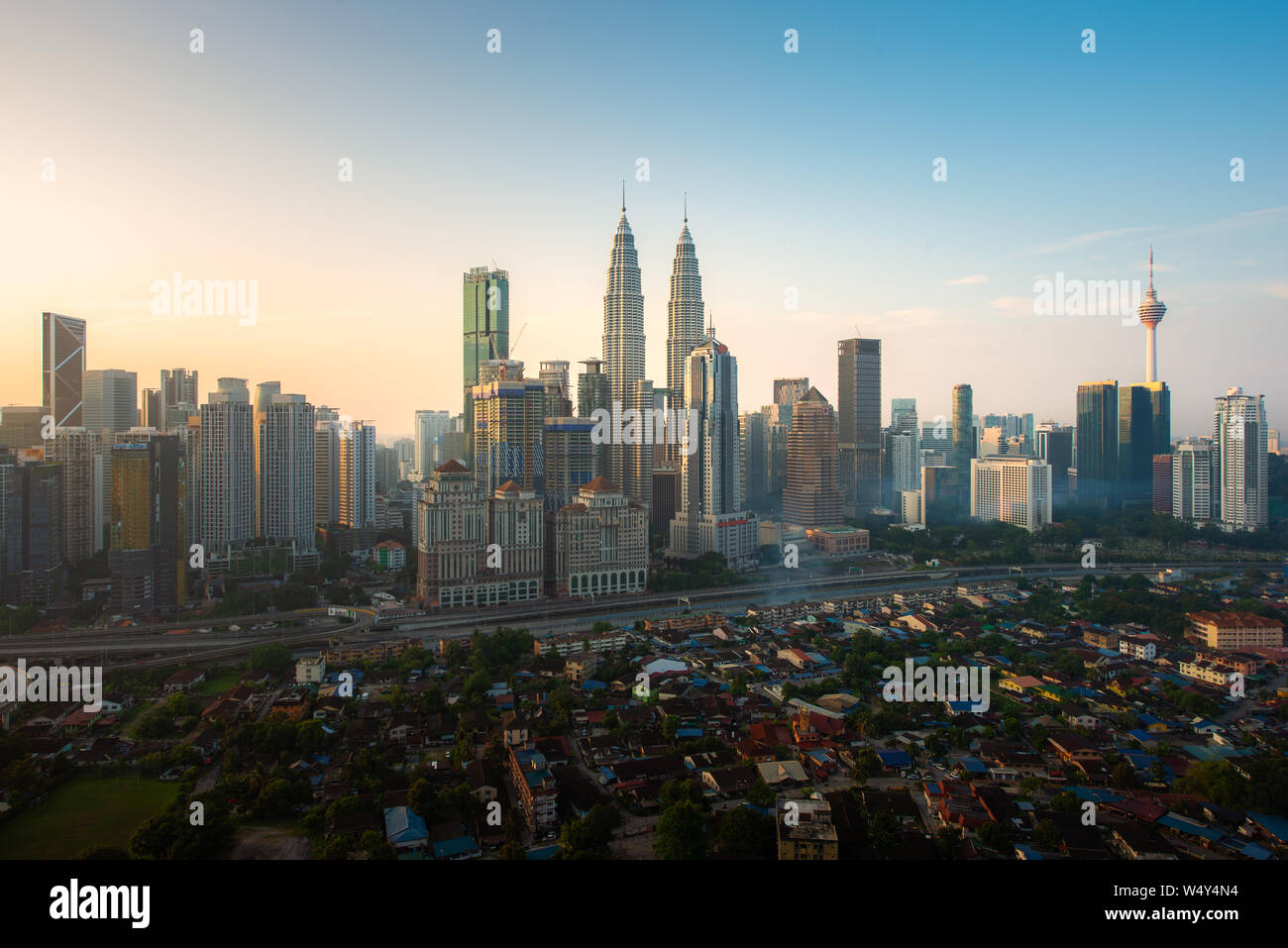 La città di Kuala Lumpur skyline e grattacieli edificio durante il Sunrise al quartiere degli affari di Kuala Lumpur in Malesia. Asia. Foto Stock