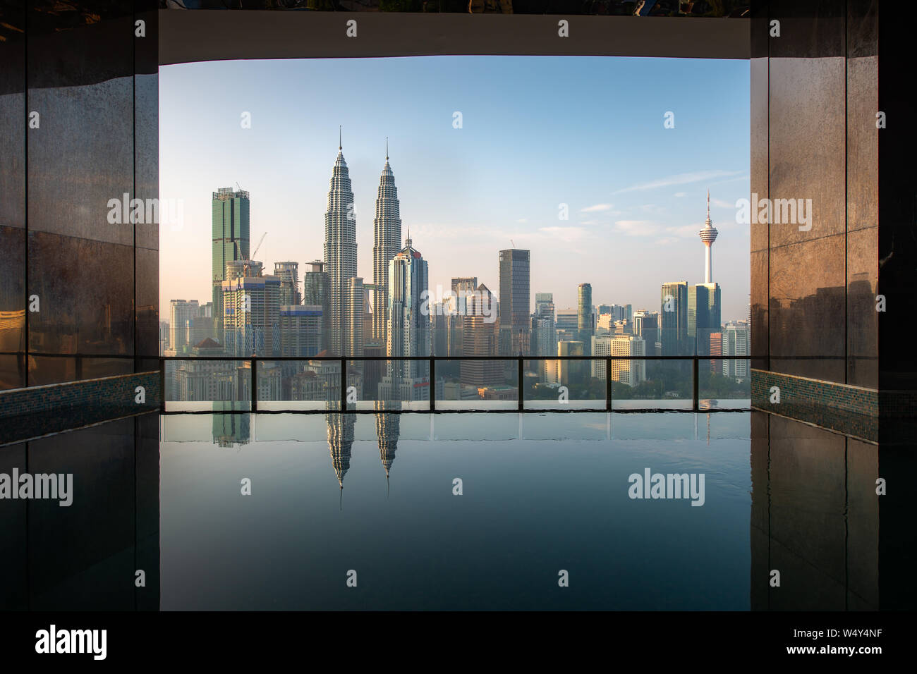 Piscina sul tetto con una bella vista della città in mattinata a Kuala Lumpur, Malesia. Viaggi e Vacanze concetto. Foto Stock